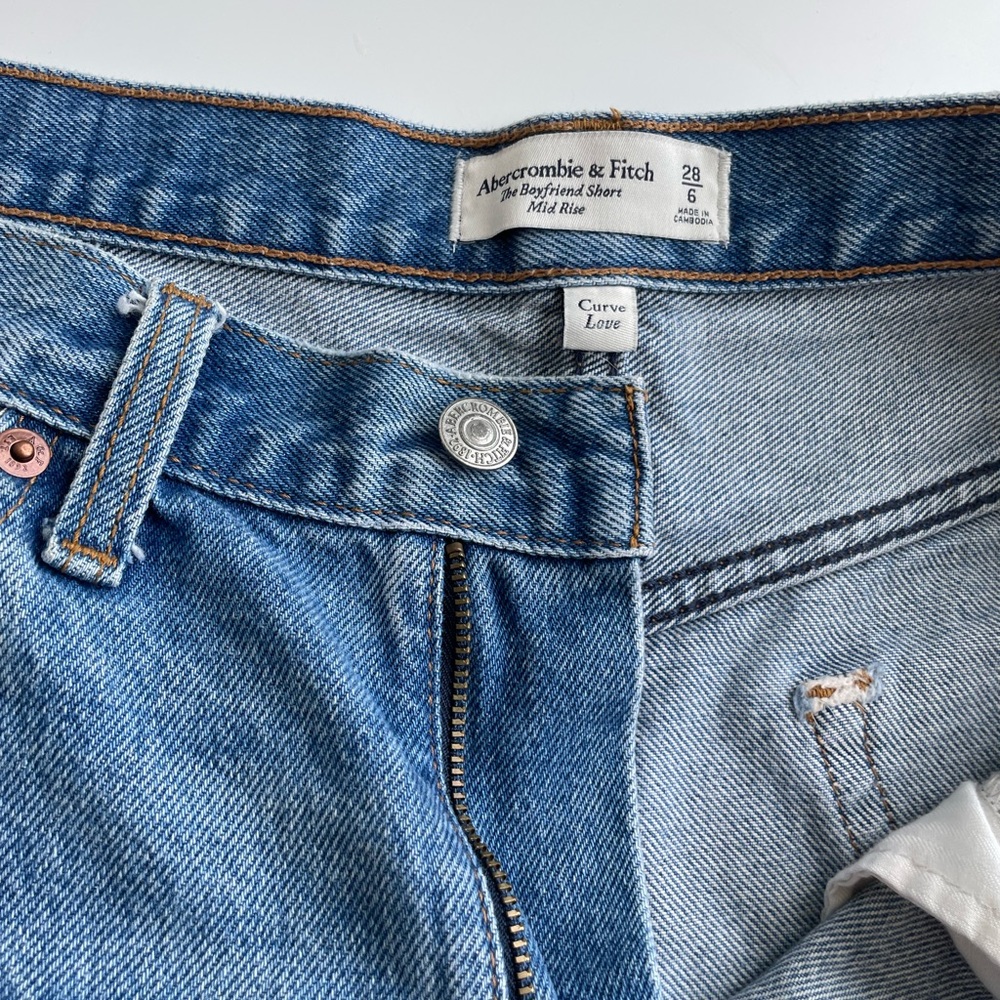 Abercrombie & Fitch The Boyfriend Short Mid Rise; Size 28 Curve Love - Picture 2 of 3